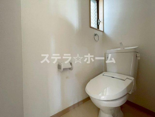 熊野町4 中古戸建のトイレ|落ち着いたトイレです