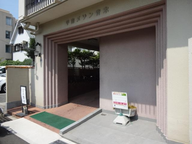甲南メゾン青木のエントランス