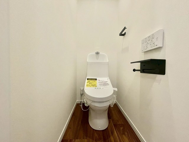 【トイレ】 | 【弊社売主物件】黒原橘町 リノベ戸建 | トイレ全体の空間を考慮し、リノベーション致しました。
落ち着いたデザイン、もちろんトイレも新調済み。