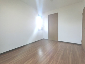 【洋室】 | ※角部屋のお写真です。側面の窓はございません。