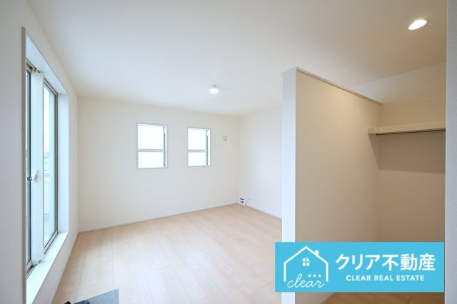 【洋室】 | 伊勢崎市東小保方町第2　リーブルガーデン | 日当たりのよい寝室は大容量のウォークインクローゼット付き！
