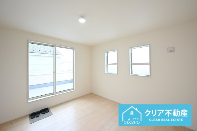 【洋室】 | 伊勢崎市東小保方町第2　リーブルガーデン | 寛ぎの時間を紡ぎだす主寝室。大型ベッドを置いても余裕です。