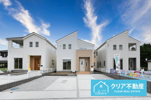 【外観】 | 伊勢崎市東小保方町第2　リーブルガーデン | スッキリクリアな青空に映えるエクステリア！
日当たり良好な立地です♪
