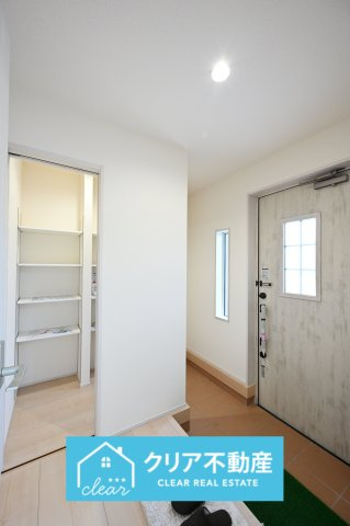 【玄関】 | 伊勢崎市東小保方町第2　リーブルガーデン | 大型のシューズボックスがあるので、家族全員の靴をしっかり収納！玄関スッキリ！