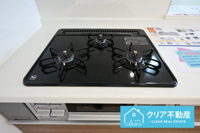 【キッチン】 | 伊勢崎市東小保方町第2　リーブルガーデン | 料理が効率よくできる3口コンロ