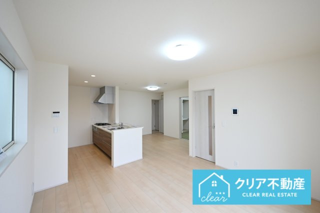 【居間・リビング】 | 伊勢崎市東小保方町第2　リーブルガーデン | 大型ＴＶも余裕で置けちゃう！ワイドなリビングで家族団らんの時間も増えそうですね♪