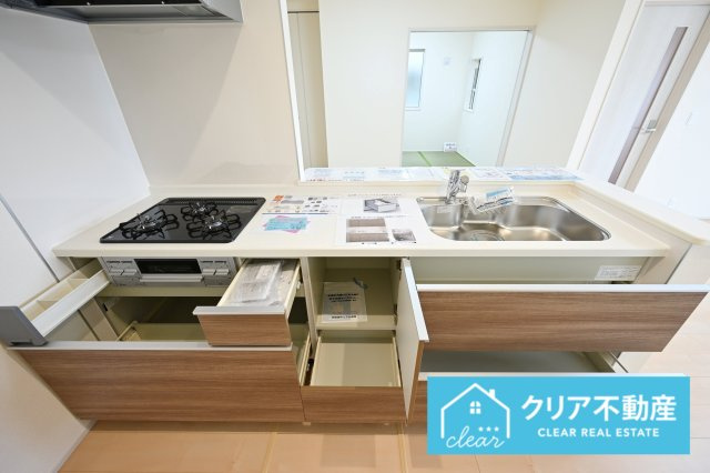 【キッチン】 | 伊勢崎市東小保方町第2　リーブルガーデン | スライド収納付きシステムキッチン。パスタ鍋や圧力鍋の出し入れもスムーズ！