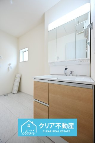 【独立洗面台】 | 伊勢崎市東小保方町第2　リーブルガーデン | 3面ミラーの後ろは収納スペースを完備。生活感のあるものは隠して、スッキリシンプルな洗面台に！