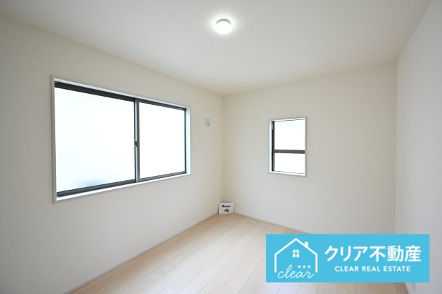 【洋室】 | 伊勢崎市東小保方町第2　リーブルガーデン | 2面採光の洋室は日当たりがよくあったか♪