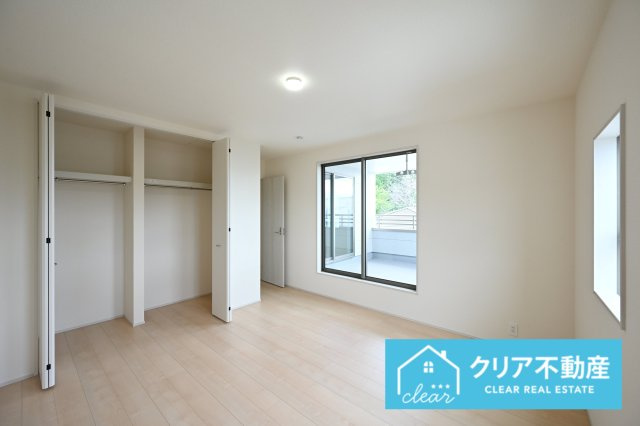【洋室】 | 伊勢崎市東小保方町第2　リーブルガーデン | 日当たりのよい寝室は大容量のクローゼット付き！