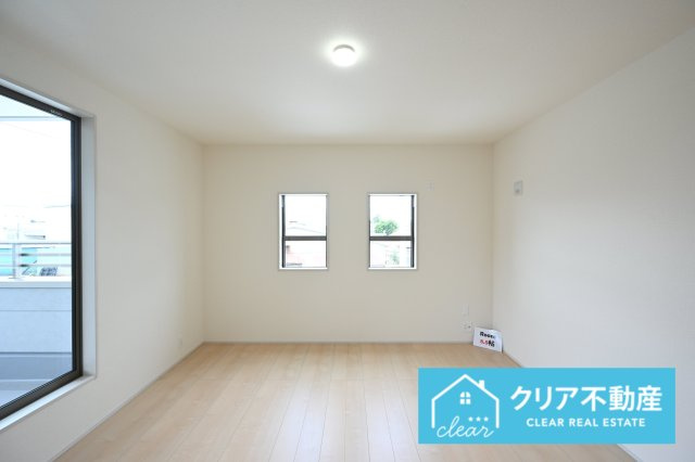 【洋室】 | 伊勢崎市東小保方町第2　リーブルガーデン | 寛ぎの時間を紡ぎだす主寝室。大型ベッドを置いても余裕です。