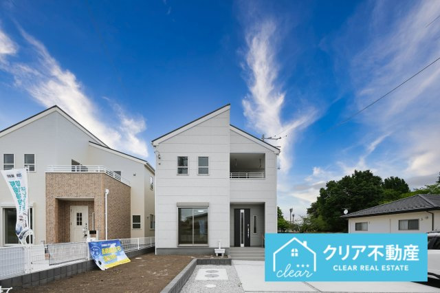 【外観】 | 伊勢崎市東小保方町第2　リーブルガーデン | スッキリクリアな青空に映えるエクステリア！
日当たり良好な立地です♪