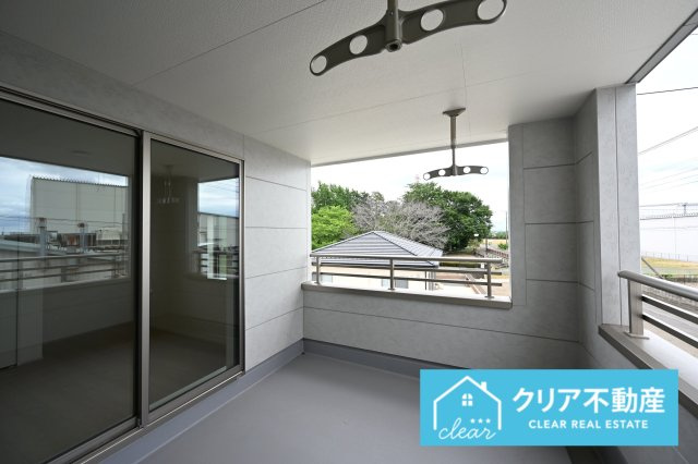【バルコニー】 | 伊勢崎市東小保方町第2　リーブルガーデン | 屋根付きワイドバルコニーなので、急な雨の時も安心♪竿受けも設置済み！