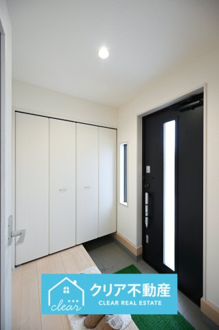 【玄関】 | 伊勢崎市東小保方町第2　リーブルガーデン | 大型のシューズボックスがあるので、家族全員の靴をしっかり収納！玄関スッキリ！