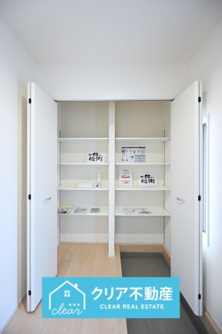 【収納】 | 伊勢崎市東小保方町第2　リーブルガーデン | 天井まで届く大型のシューズクロークで家族全員分しっかり収納できます♪