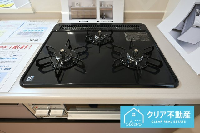【キッチン】 | 伊勢崎市東小保方町第2　リーブルガーデン | 料理が効率よくできる3口コンロ