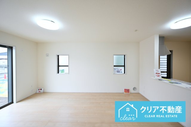 【居間・リビング】 | 伊勢崎市東小保方町第2　リーブルガーデン | 大型ＴＶも余裕で置けちゃう！ワイドなリビングで家族団らんの時間も増えそうですね♪