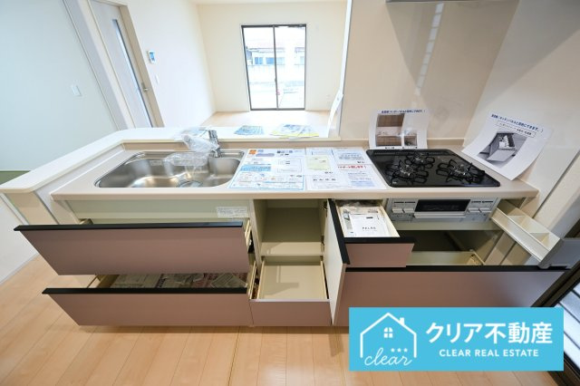 【キッチン】 | 伊勢崎市東小保方町第2　リーブルガーデン | スライド収納付きシステムキッチン。パスタ鍋や圧力鍋の出し入れもスムーズ！