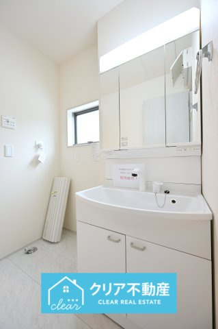 【独立洗面台】 | 伊勢崎市東小保方町第2　リーブルガーデン | 3面ミラーの後ろは収納スペースを完備。生活感のあるものは隠して、スッキリシンプルな洗面台に！