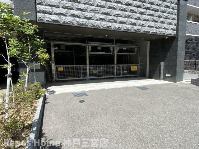 プレサンスKOBEアモーレの駐車場