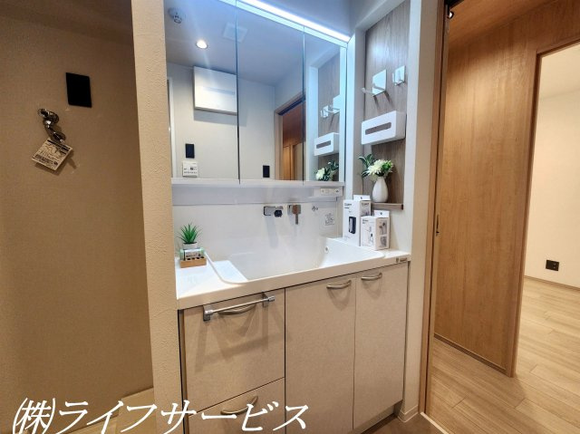 【洗面所】 | ソシエ北大阪 | 三面鏡タイプのシャワー付洗面化粧台新調！