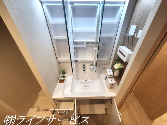 【洗面所】 | ソシエ北大阪 | 三面鏡タイプのシャワー付洗面化粧台新調！
