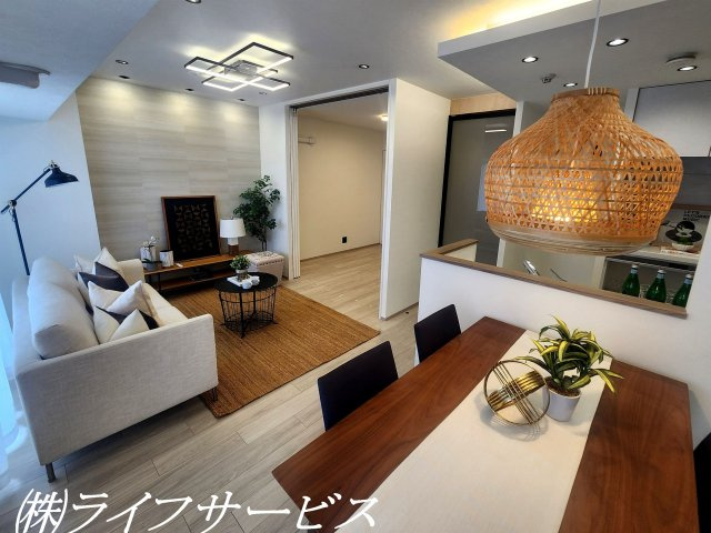 【居間・リビング】 | ソシエ北大阪 | 南向きのリビングルームは陽当り良好！室内全面リフォーム済につきすぐのご入居が可能！設備、デザイン、収納すべてにこだわったリフォームです！