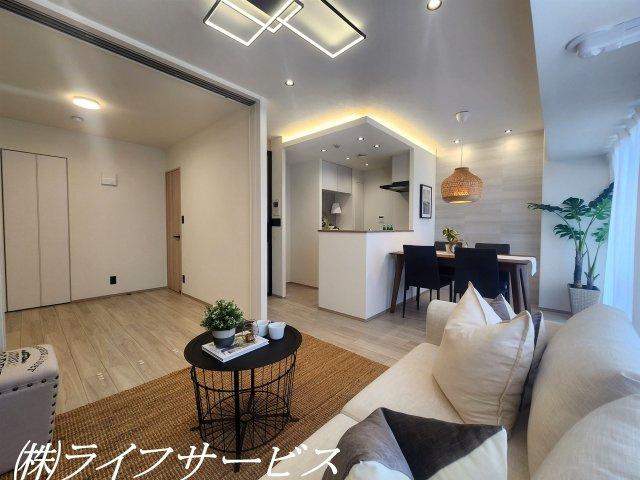 【居間・リビング】 | ソシエ北大阪 | キッチン上部のライトや壁側のダウンライト等、細部にもこだわったリフォーム！