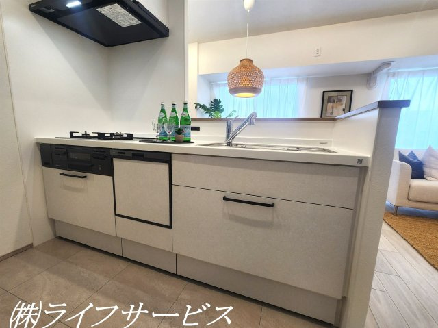 【キッチン】 | ソシエ北大阪 | システムキッチン／オープンタイプにつき開放的です！ビルトイン食洗機、家電収納付カップボードあり！