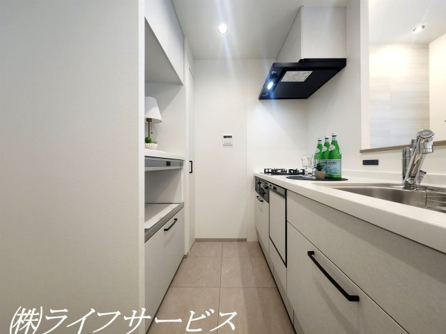 【キッチン】 | ソシエ北大阪 | キッチンとカップボードは白でスッキリと統一されています！