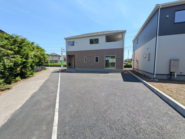 土浦市神立東　第5　新築戸建　1号棟の前面道路含む現地写真|写真だけでは伝わらない快適さを、ぜひ現地で体感しませんか？
即日見学可能です！平日のご案内も可能です♪
お気軽にお問合せまたはお電話ください！
0297-86-8370まで【リアライズ不動産】