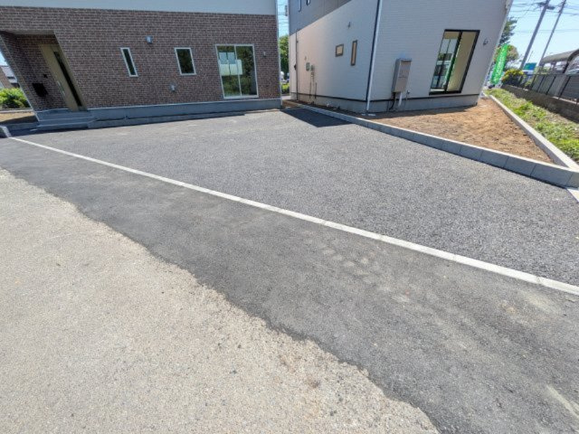 土浦市神立東　第5　新築戸建　1号棟の駐車場|駐車5台可能で、出し入れしやすいゆとりのカースペース。
月々の駐車場代が不要な点も大きな魅力です。