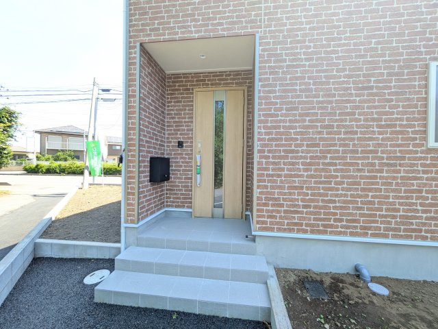 土浦市神立東　第5　新築戸建　1号棟の玄関|玄関ドアはカードキーで開閉も楽々♪
スマホでの開錠と施錠も可能です！
玄関上部には人感センサー付きのダウンライトがあるので、夜間の帰宅時に自動で点灯してくれます♪
防犯対策面にも一役買ってくれます！
