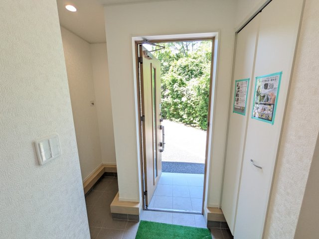 土浦市神立東　第5　新築戸建　1号棟の玄関|家族全員の靴がスッキリ片付く大容量シューズボックス完備。お客様を気持ちよく迎えられる、明るく清潔感あふれる玄関です。