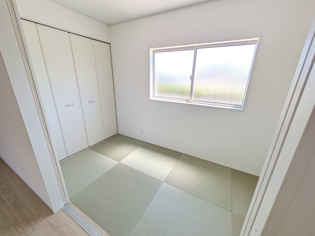 土浦市神立東　第5　新築戸建　1号棟の和室|琉球畳の和室は陽当たりも良く、落ち着ける空間です♪
リビングとの続き間になっているので、お子様の遊ぶスペースやお昼寝などにも使えます！
押し入れもあり収納にも困りません♪