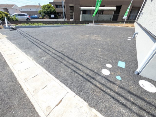 土浦市神立東　第5　新築戸建　2号棟の駐車場|駐車4台可能で、出し入れしやすいゆとりのカースペース。
月々の駐車場代が不要な点も大きな魅力です。