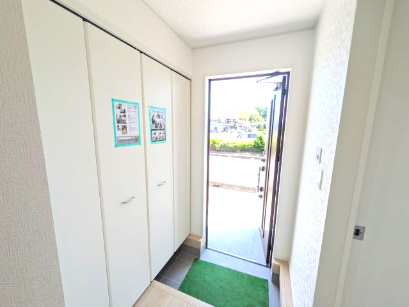 土浦市神立東　第5　新築戸建　2号棟の玄関|家族全員の靴がスッキリ片付く大容量シューズボックス完備。お客様を気持ちよく迎えられる、明るく清潔感あふれる玄関です。