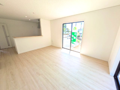 土浦市神立東　第5　新築戸建　2号棟の居間・リビング|家族の会話が自然と弾む、広々としたゆとりのLDK。南西向きの窓からたっぷりの光が射し込む明るく快適な空間です。