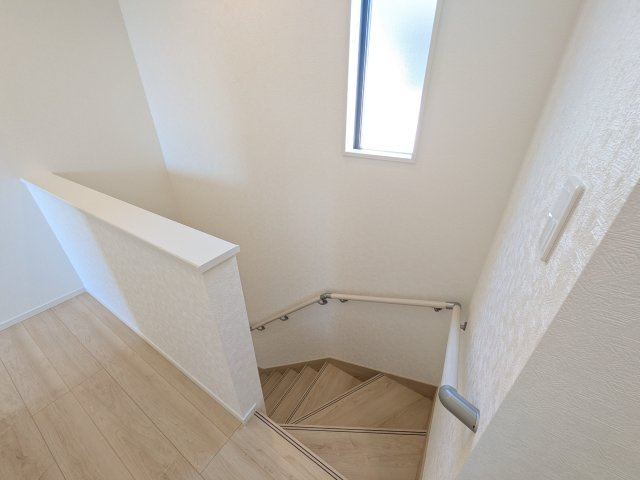 土浦市神立東　第5　新築戸建　2号棟の内装|窓付きで明るい階段は、手すり付きでお子様からご年配の方まで安心して上り下りができます♪