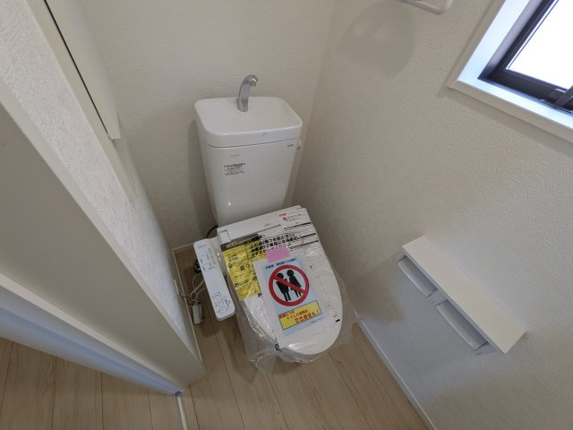 土浦市神立東　第5　新築戸建　2号棟のトイレ|少ない水でもパワフルに洗浄する節水設計。清潔さと機能性を両立させた、毎日気持ち良く使えるトイレ空間です。