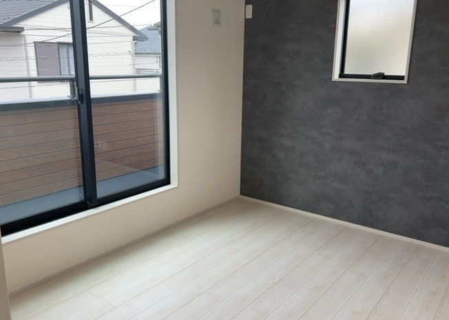 【寝室】 | 寝室でゆっくりと過ごすためにはベッド周りの適度な空間を担保することや窓の位置、照明の明るさ、寝室の広さなどを考える必要があります。自身や家族の構成とライフスタイルに併せて寝室にする部屋を選びましょう！