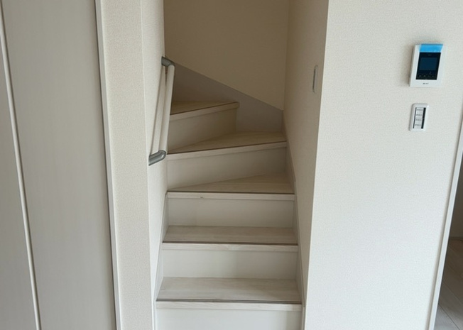 【内装】 | 建物の上下階の通路である階段は、その位置によって動線や室内の印象が大きく左右されます。手摺にも重要な役割があり、転倒の防止・歩行や動作を円滑にして日常生活を支えることを主な目的として設置されています。