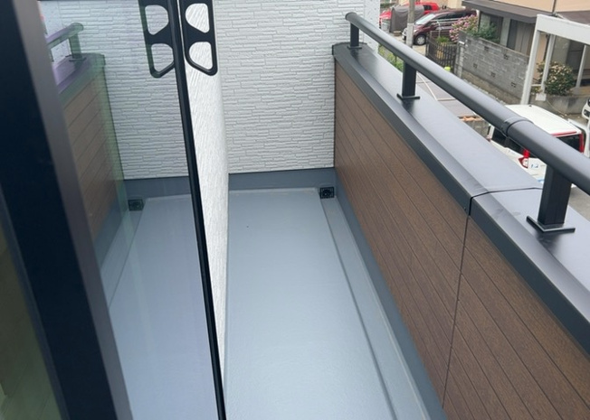 【バルコニー】 | バルコニーは、室外の専用スペースのうち、「屋根がなく開放された空間」であるものを指します。ベランダより広いタイプのものが多く、日当たりもよいため家庭菜園などを楽しみたい人にとって適した環境となります。