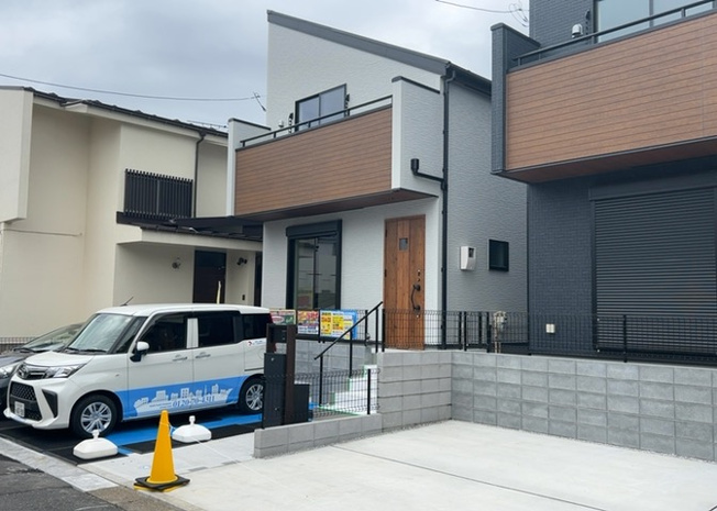 【外観】 | ついに完成致しました！現地をご見学に行く際は、道路の幅や周辺の交通量、施設などをご確認頂くことをおすすめします！物件の流れが早いため、内見をしたい方はお早めに当社営業までお問い合わせ頂きご予約下さい！