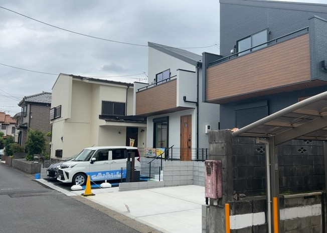 【前面道路含む現地写真】 | 住宅用の土地では前面道路に2m以上接していなければならないと法律で定められています。しかし、お持ちの車のサイズやライフスタイルなどにより、2mでは利便が悪い場合もございますので、事前に確認しましょう。