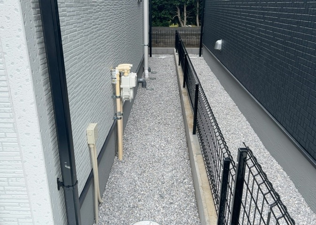 【庭】 | 庭があることでガーデニングや家庭菜園はもちろん、こどもの遊び場やペットを放して遊ぶことができます。また、家の周囲に余裕があるということです。隣地との間があれば、十分な日当たりと、風通しが確保できます。