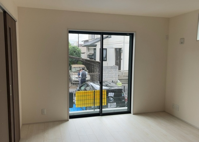 【内装】 | サッシとは、ガラス窓に使用される金属製の窓枠のことです。一般的に住宅建築では、金属製建具工事の段階で備え付けるもので、ガラス類や玄関、バスルームのスチール製のドアなどと同じタイミングで工事を行います。