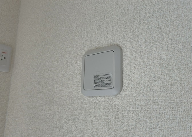 【冷暖房・空調設備】 | 1日中建物内の換気が行われるように設計された仕組みです。気密性の高い住宅は、家に籠った空気でシックハウス症候群になる可能性がありますが、24時間換気システムであれば計画的な換気で対策が可能です。