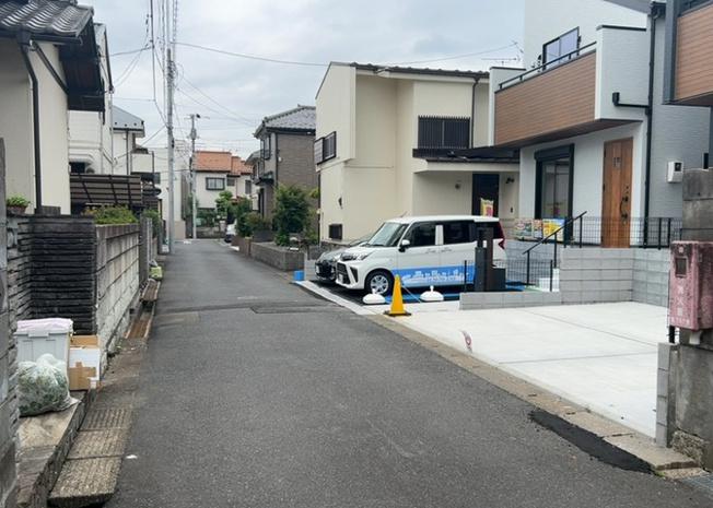 【前面道路含む現地写真】 | お持ちの車種によっては前面道路が広い方が便利でしょう。しかし、前面道路が広ければその分交通量が多くなるため、騒音などが気になる場合があります。実際に現地を見学し、周辺交通量や騒音などを確認しましょう！