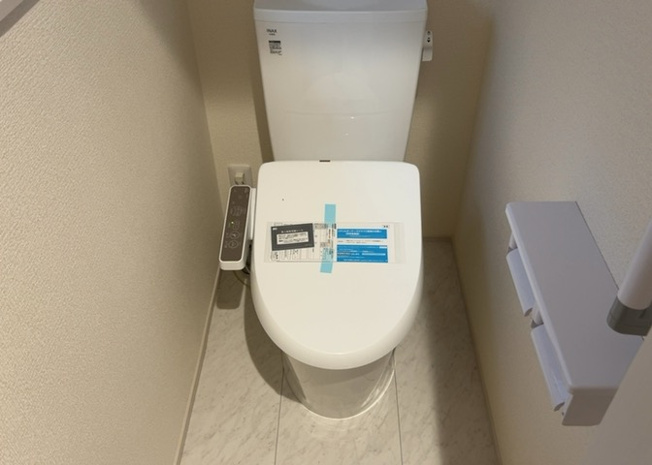 【トイレ】 | トイレは大きさや形、機能、抗菌性などが異なる多種多彩なタイプが各メーカーから出ています。それぞれに良さがあるため、事前にどういったタイプのトイレがいいのかをご家庭内で決めて、内見に行くといいでしょう。